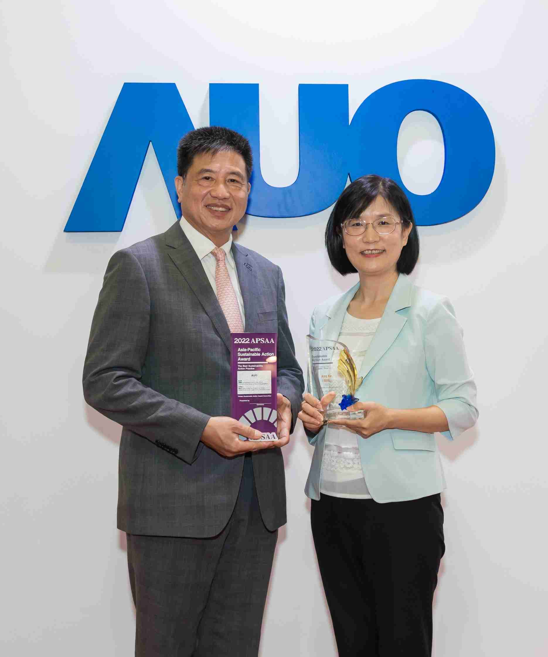 彩运网长期垫筑永续远景的基石，，，透过ESG暨气候委员会逐步实践永续策略蓝图。。其中，，彩运网光电永续长古秀华带领团队、、制定中长期目标，，，，缔造多面向亮眼表现，，，获得「顶尖永续长奖」的个人奖殊荣（左：彩运网光电董事长暨执行长彭双浪，，，右：彩运网光电永续长古秀华）