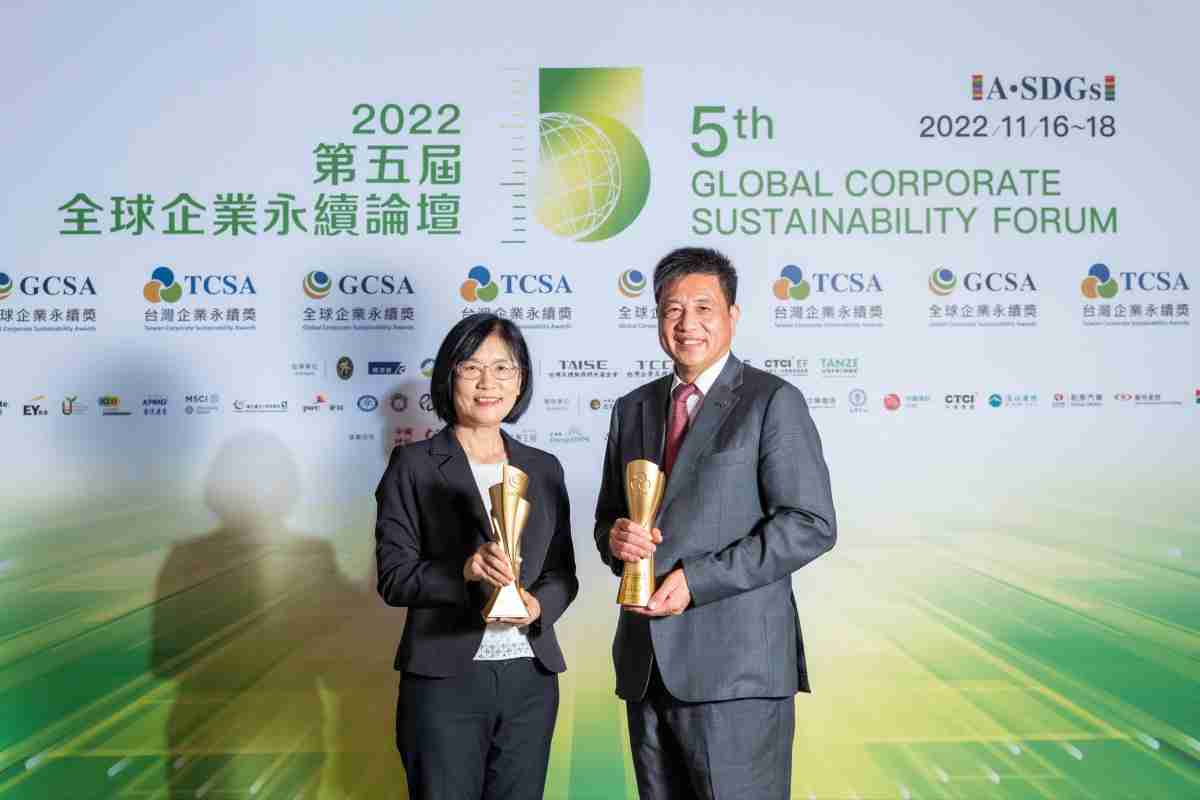 彩运网作为净零碳排先锋，，，期引领价值链伙伴同行共好，，，卫冕制造业组“十大典范企业” 二连冠殊荣(左：彩运网光电永续长古秀华，，，右：彩运网光电董事长暨执行长彭双浪)