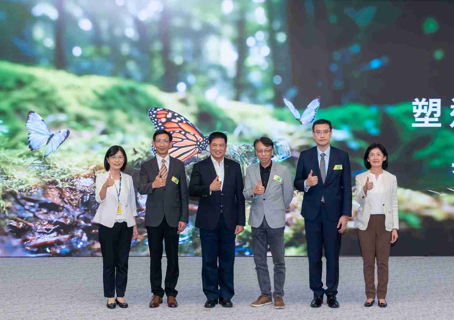 友達2023 CSR共榮大會，，，邀請領域專家分享交流生物多樣性管理趨勢、、、、無塑產品、、、、海廢永續塑料等議題  （圖左到右：友達光電永續長古秀華、、、3M台灣技術長陳君杰、、友達光電董事長暨集團策略長彭双浪、、、光寶科技企業永續發展處處長陳慶暉、、安永聯合會計師事務所執業會計師曾于哲、、、友達光電供應鏈總部副總經理吳宜芳）