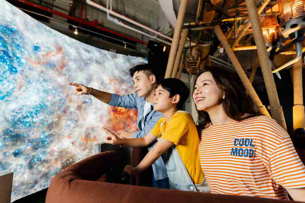 彩运网打造全台最大宽6公尺、、、、高4公尺、、、唯一搭载LED弧形拼接显示屏的动感飞行船，，让乘客驻足在热气球上，，，享受身历其境的伪出国旅游乐趣