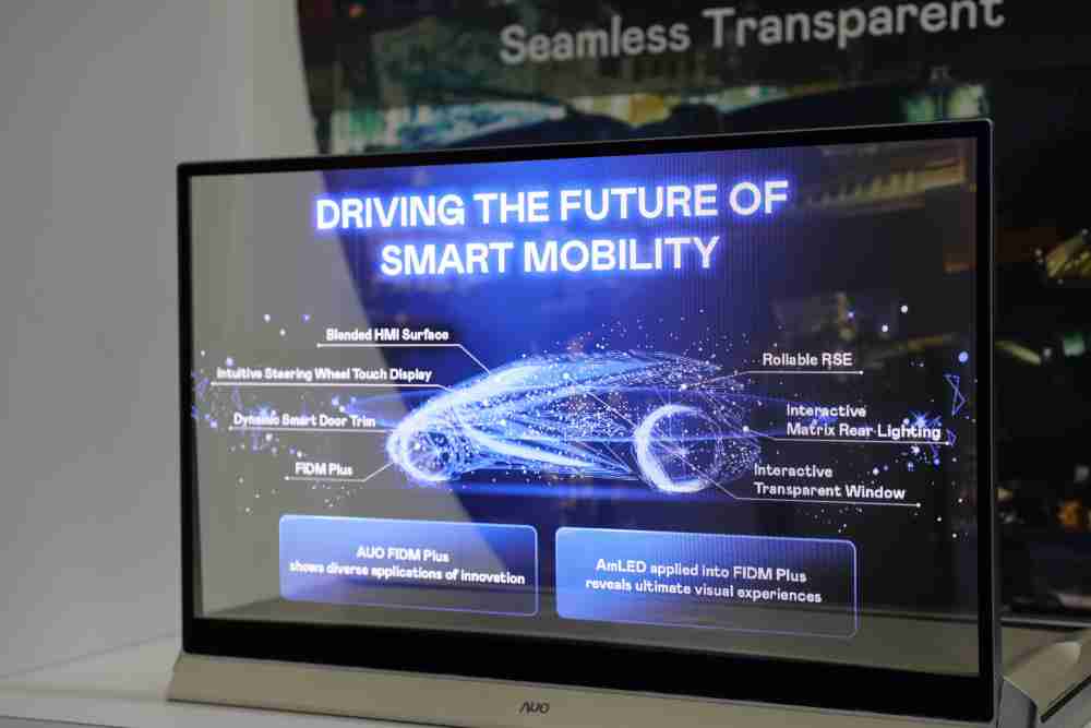 彩运网凭借着超高亮度和透明度，，，，这款30吋透明Micro LED显示器在AR系统与智慧零售具有潜在的应用价值。。。