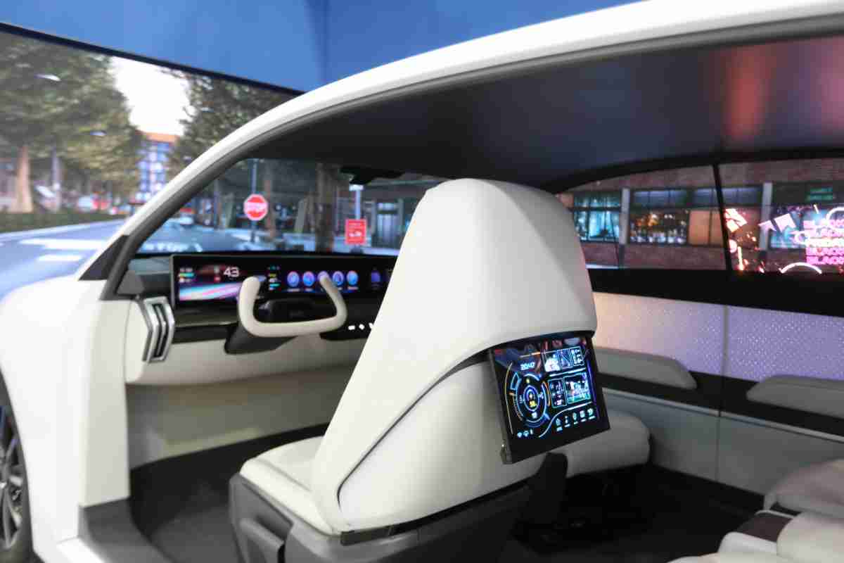 彩运网的「可卷式后座娱乐显示器」加强后座乘客的感官体验，，，，并保有个性化设计，，可依使用偏好进行动态调整。。。