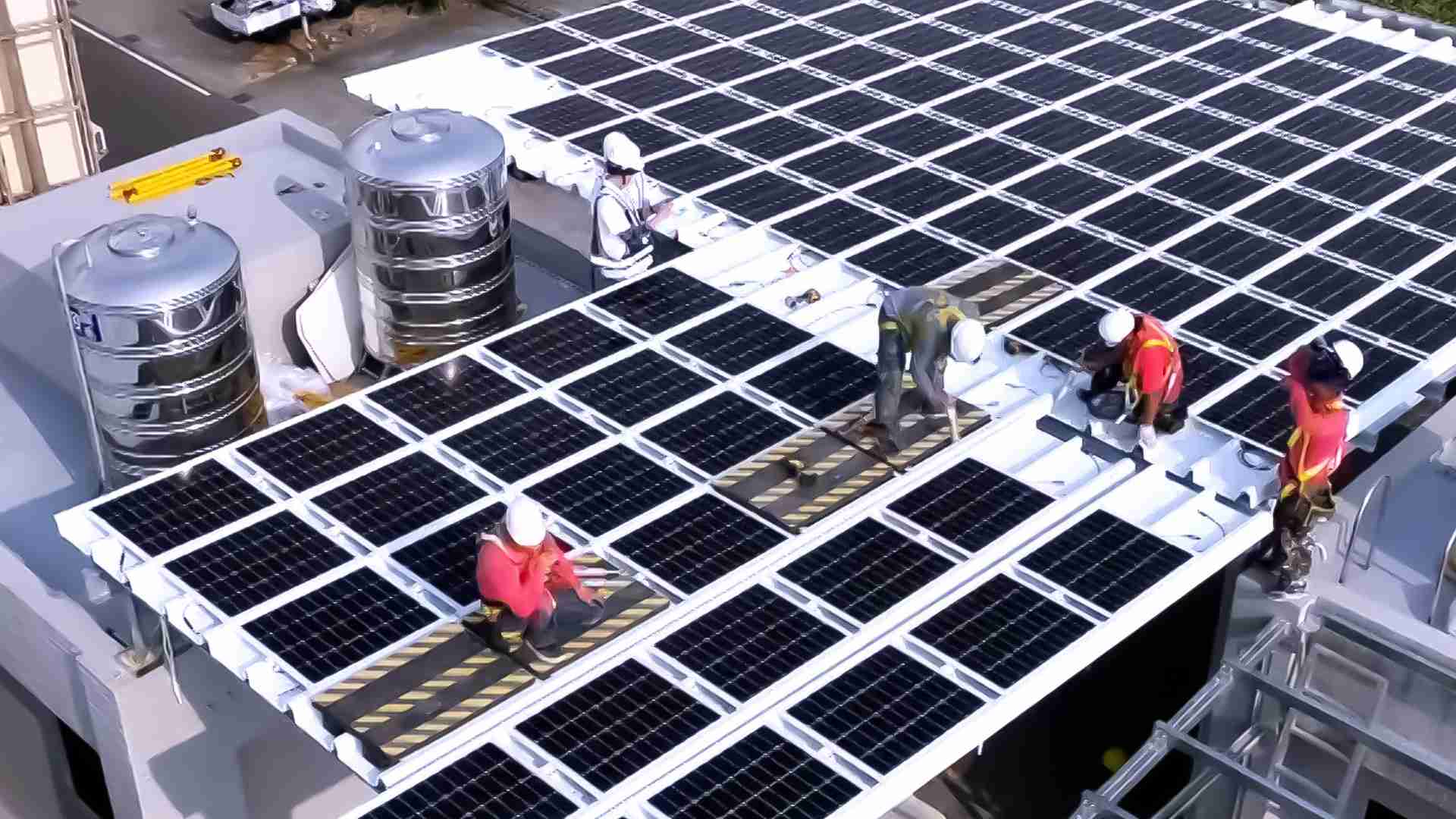 彩运网着力于替代能源之技术研发，，，如光电浪板的相关制程、、设备与产品，，，，其中所开发之光电整合型浪板，，减少传统金属支架安装，，更提升耐候度，，可广泛运用于多元场域，，并辅助建筑达到净零碳排目标