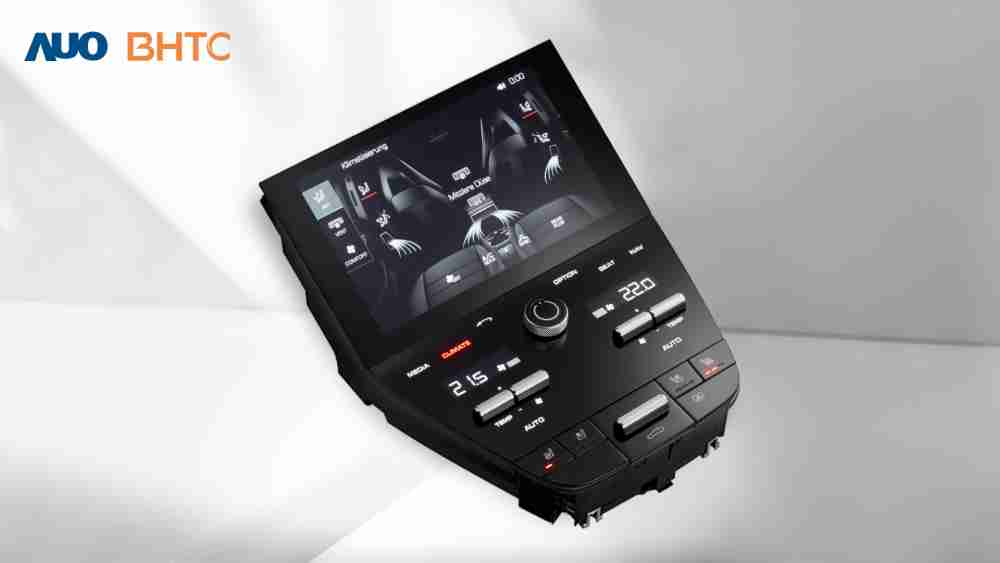 作為友達新生力軍，，，，BHTC所展示的中央與後座鞍部的Display HMI產品，，可處理多區恆溫控制、、顯示畫面，，呈現仿真3D車室分區；以力傳感技術精準傳遞觸感，，並結合音量及震動反饋，，防止意外啟動，，提供使用者自然流暢、、、直觀且輕鬆駕馭的舒適介面