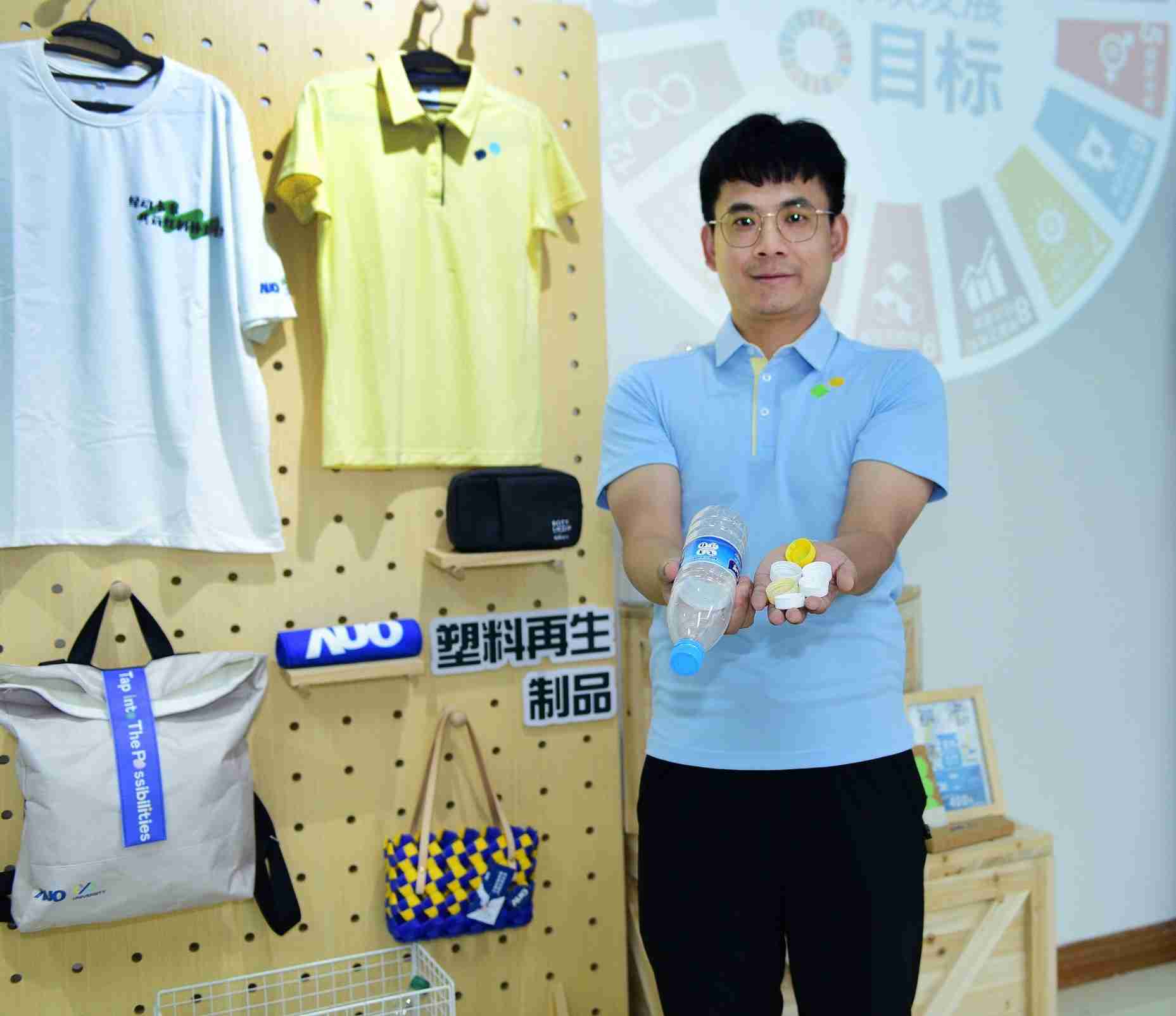 「2024智慧彩运网展」永续发展馆中，，，，展示彩运网厦门驱动永续发展之成果，，，包含将厂内废弃物再制为实用物品，，，，将永续发展理念深植于员工生活日常实践