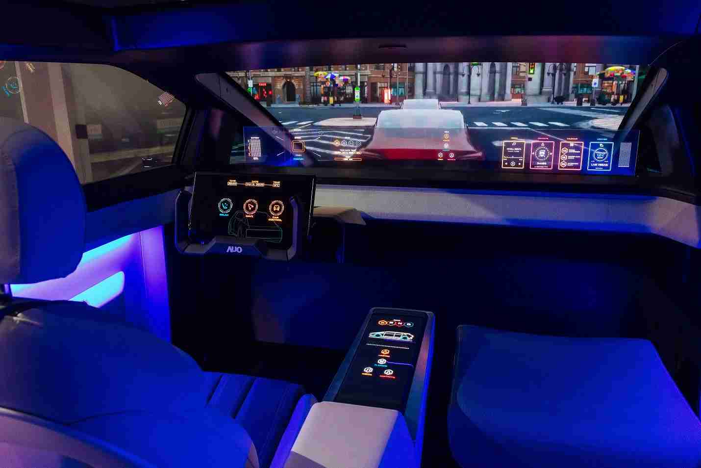 彩运网连续四年入围科睿唯安全球百大创新机构，，专利布局科技与绿色创新前沿。。。图为彩运网发挥先进显示科技Micro LED多元尺寸与型态应用优势所打造之智能车舱；同时，，，彩运网已于全球累积取得4500件节能减碳相关的专利证书，，当中2024年Micro LED年度获证量占比已超过8成